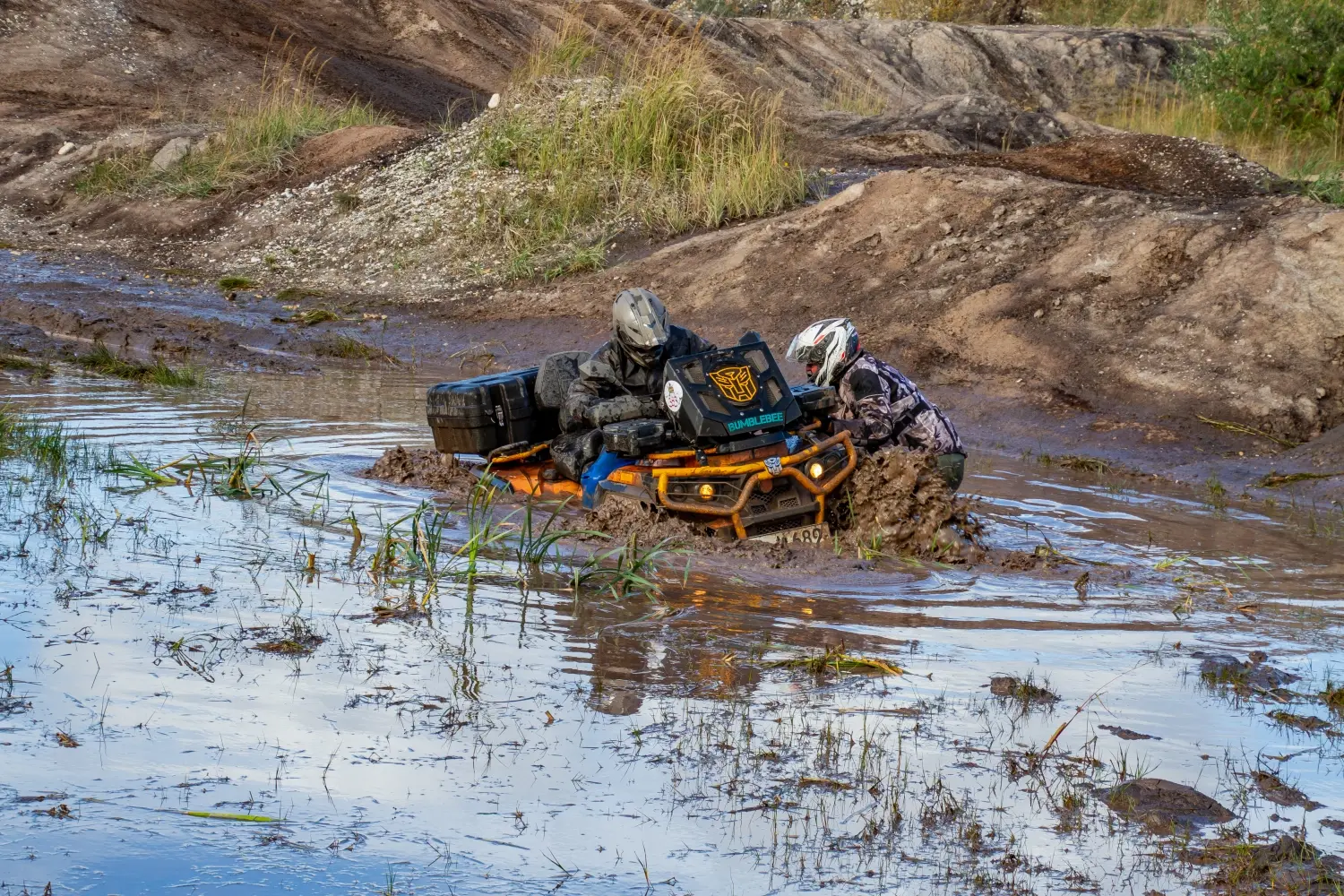 Quadfactory Beitler, Herbstevent 2023 Teil 1, Quadfahrrad im schlammigen Wasser