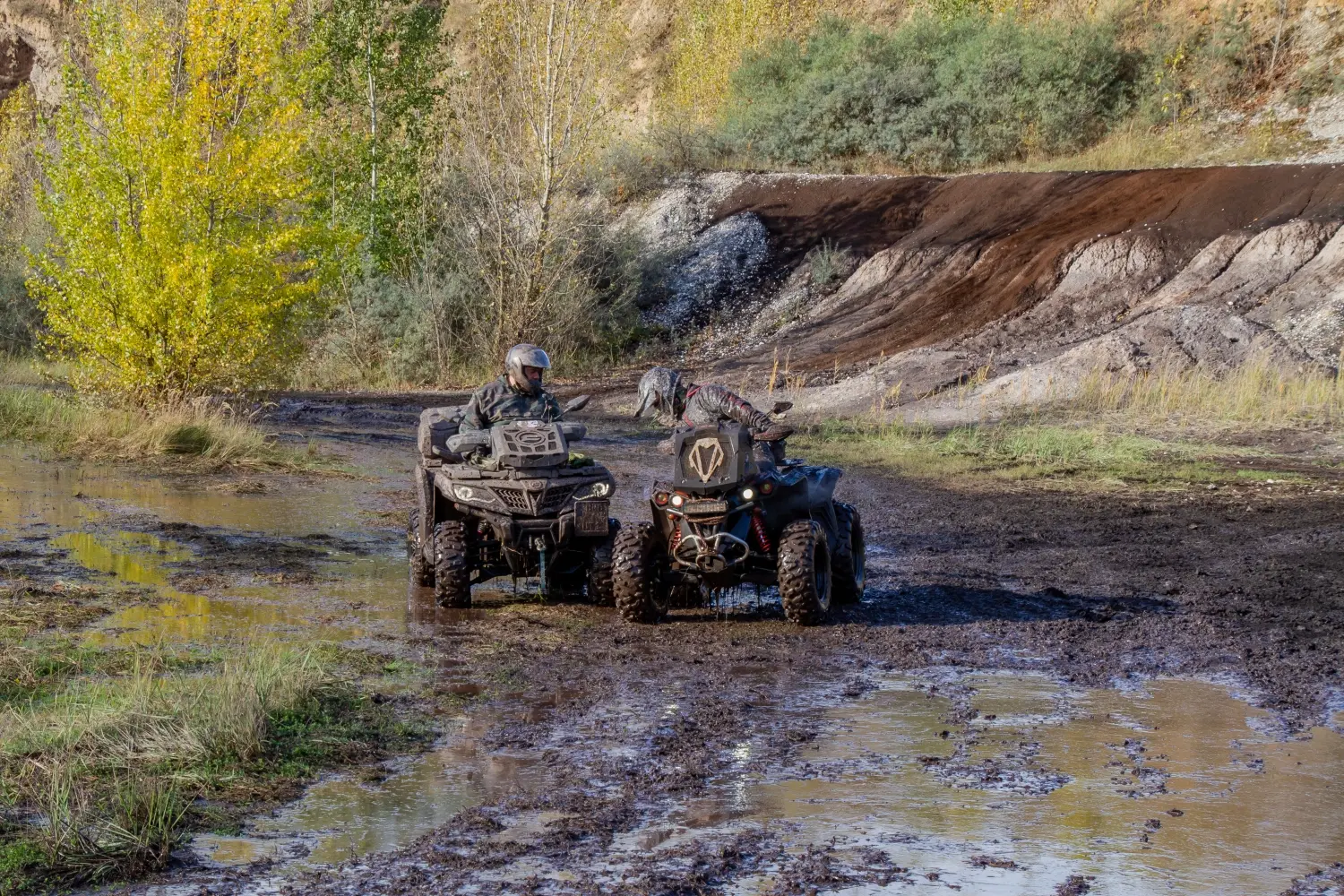 Quadfactory Beitler, Herbstevent 2023 Teil 2, Quadfahrrad im schlammigen Wasser