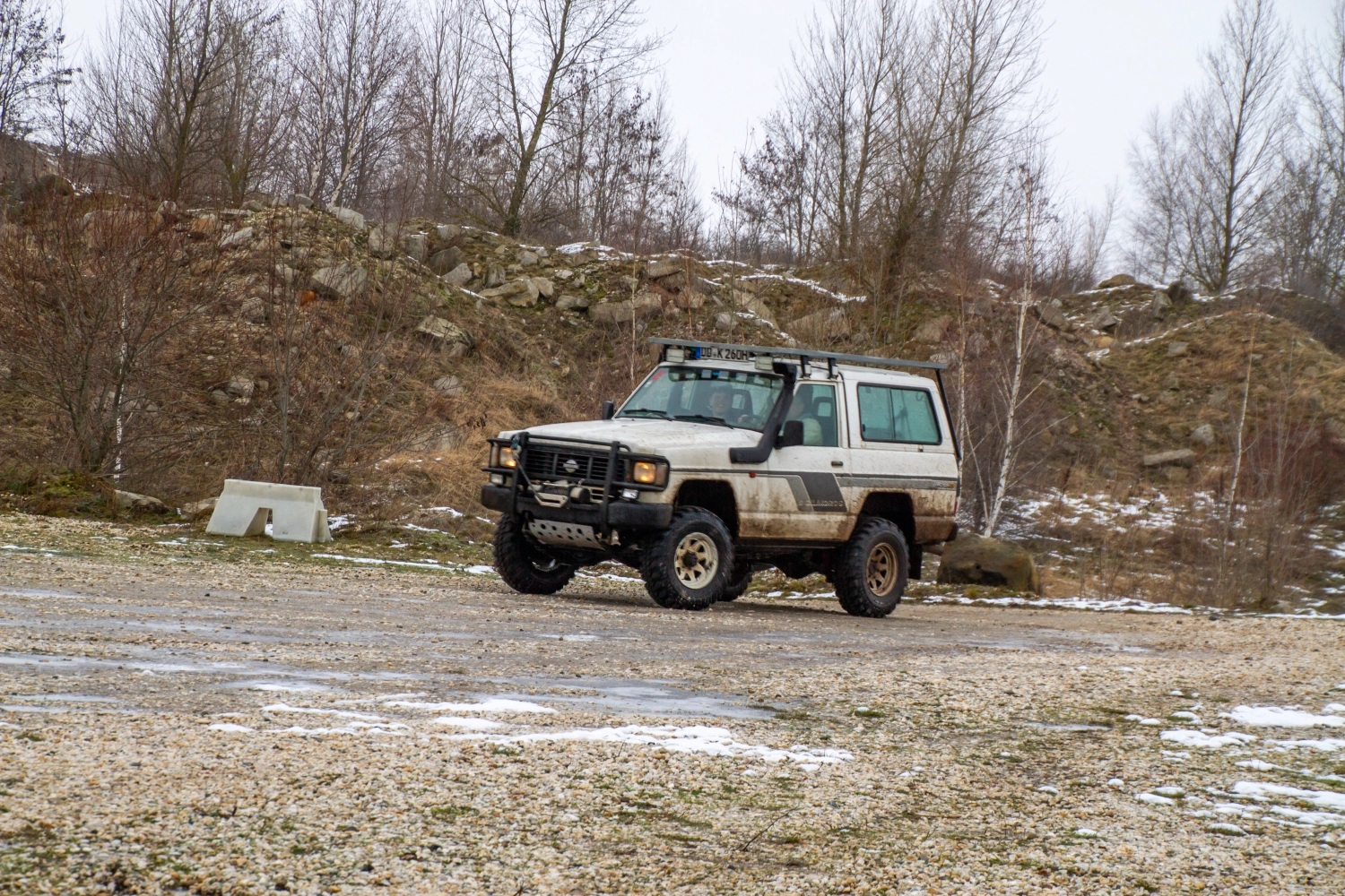 Quadfactory Beitler, Geländewagentour Januar 2023, Fahrzeuge auf dem Hügel im Schnee