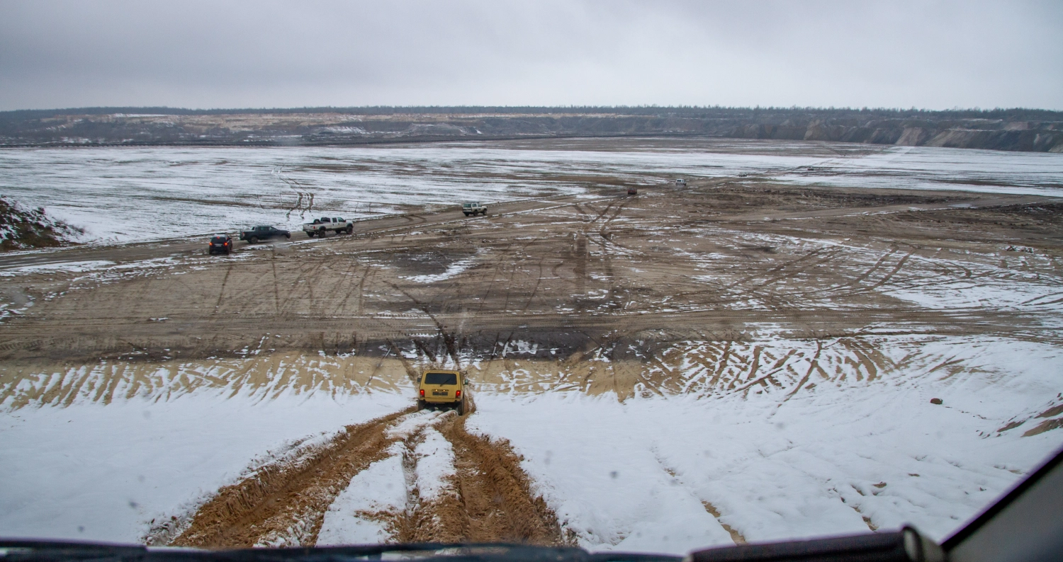 Quadfactory Beitler, Geländewagentour Januar 2023, Fahrzeuge auf dem Hügel im Schnee