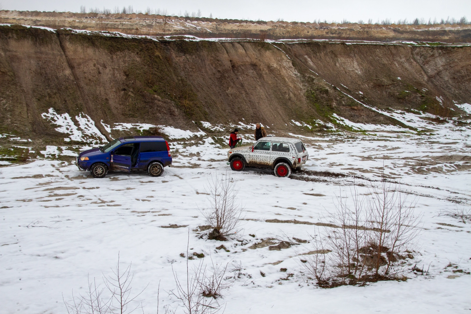 Quadfactory Beitler, Geländewagentour Januar 2023, Fahrzeuge auf dem Hügel im Schnee