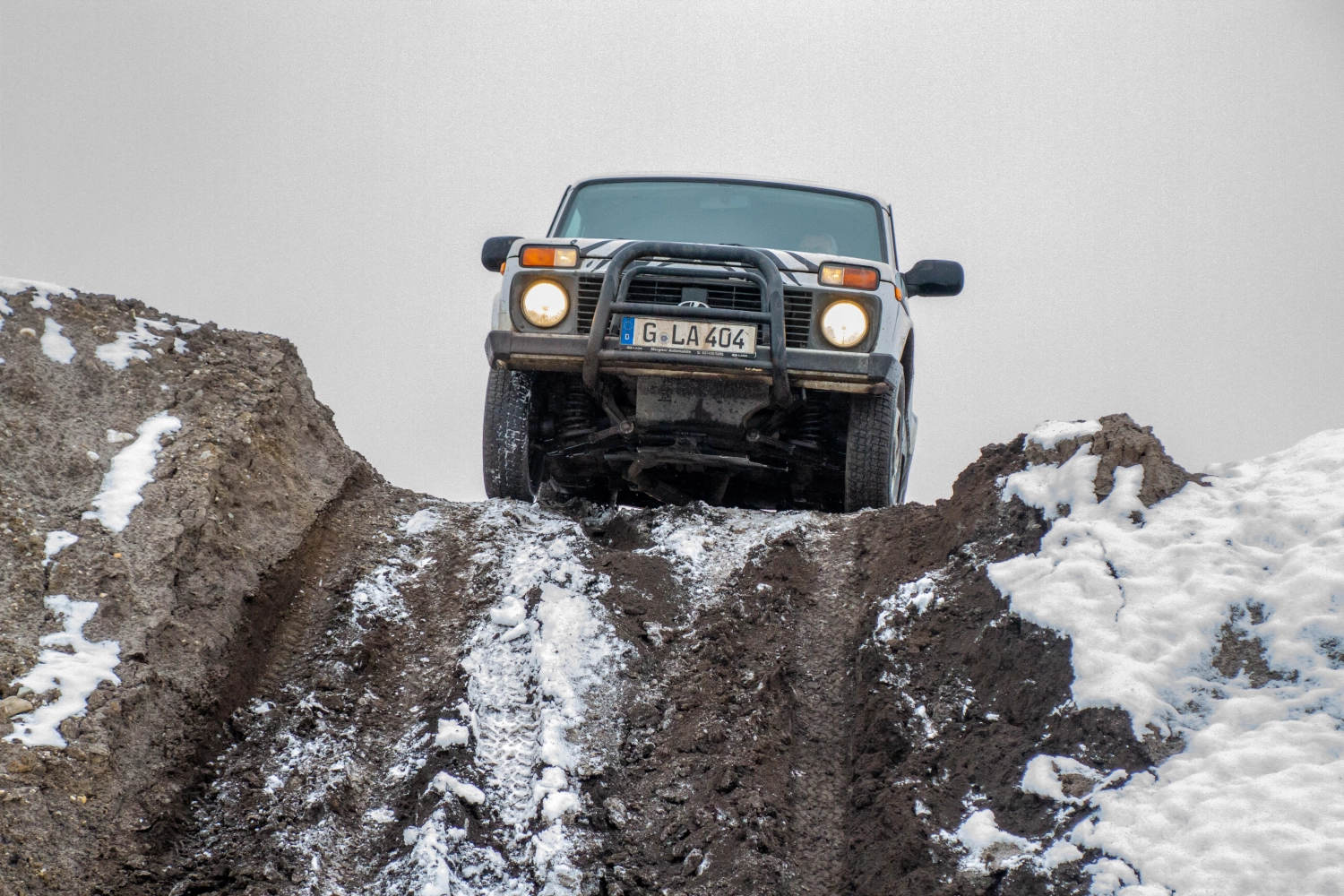 Quadfactory Beitler, Geländewagentour Januar 2023, Fahrzeuge auf dem Hügel im Schnee