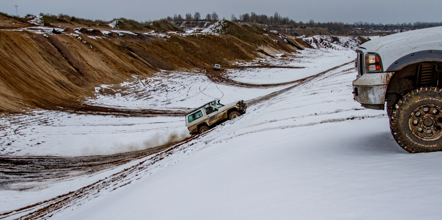 Quadfactory Beitler, Geländewagentour Januar 2023, Fahrzeuge auf dem Hügel im Schnee