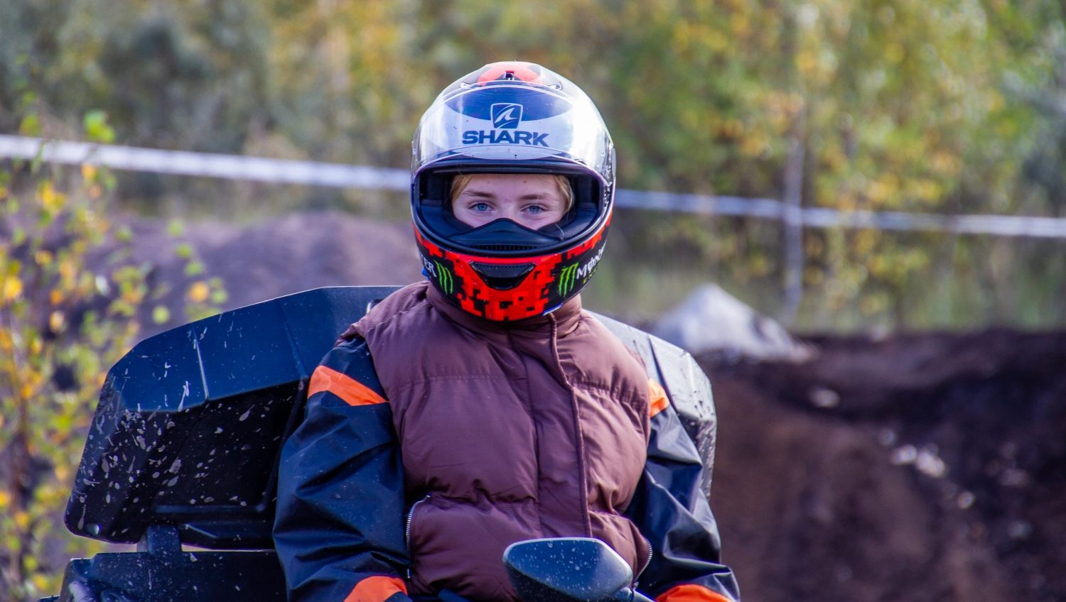 Quadfactory Beitler, Herbstevent 2023 Teil 1, Eine Frau sitzt auf einem Quad