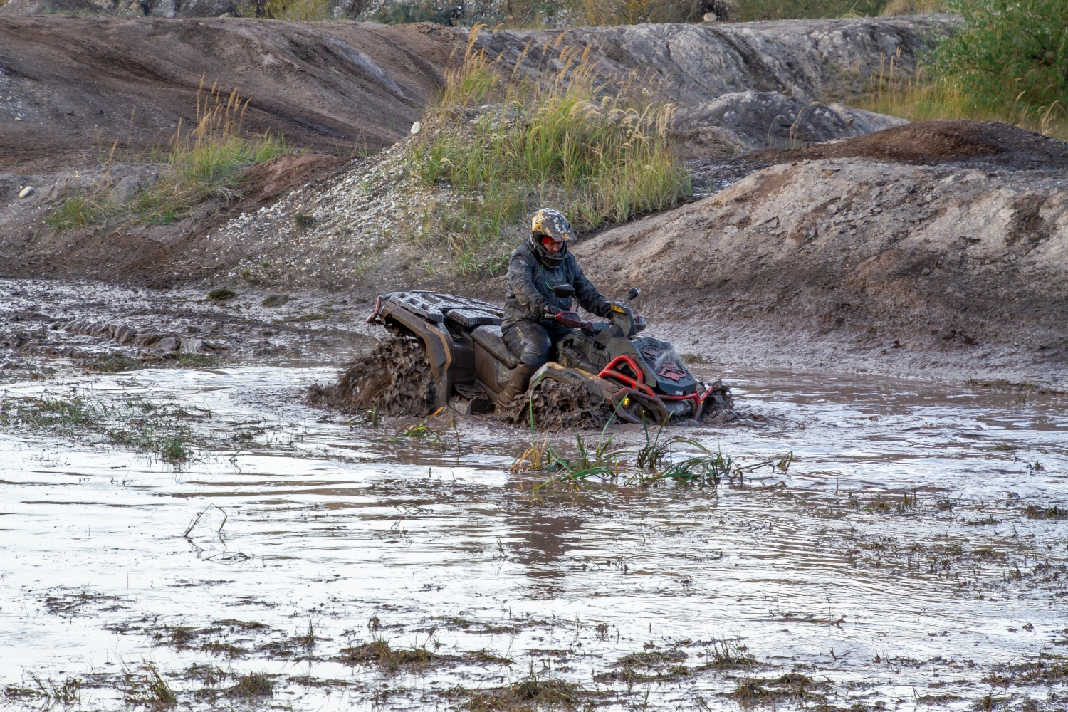 Quadfactory Beitler, Herbstevent 2023 Teil 2, Quadfahrrad im schlammigen Wasser