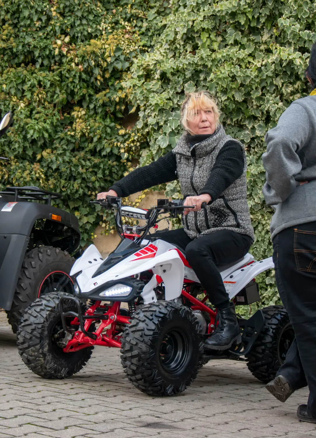 Quadfactory Beitler, eine Frau fährt ein Quad