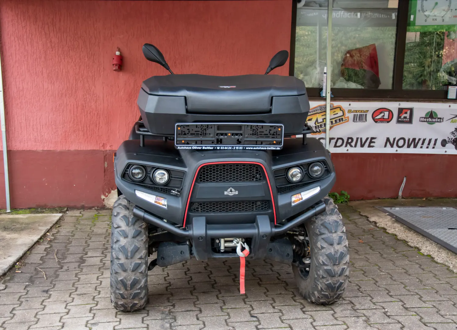 Quadfactory Beitler, Quadbikes vor der Werkstatt geparkt