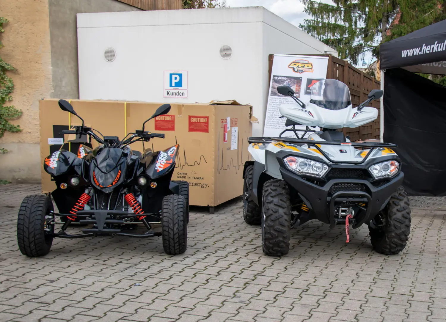 Quadfactory Beitler, Quadbikes vor der Werkstatt geparkt