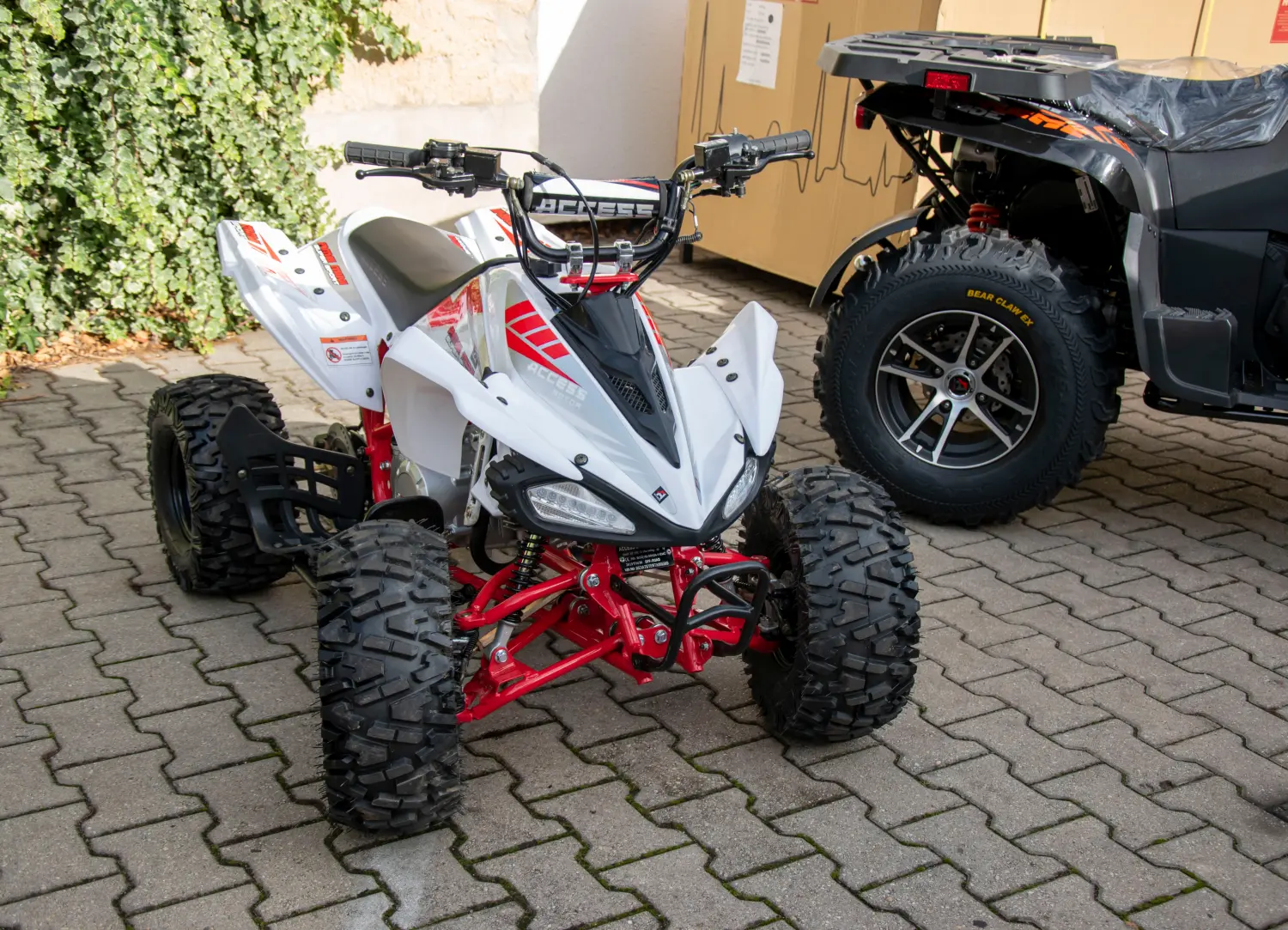 Quadfactory Beitler, Quadbikes vor der Werkstatt geparkt