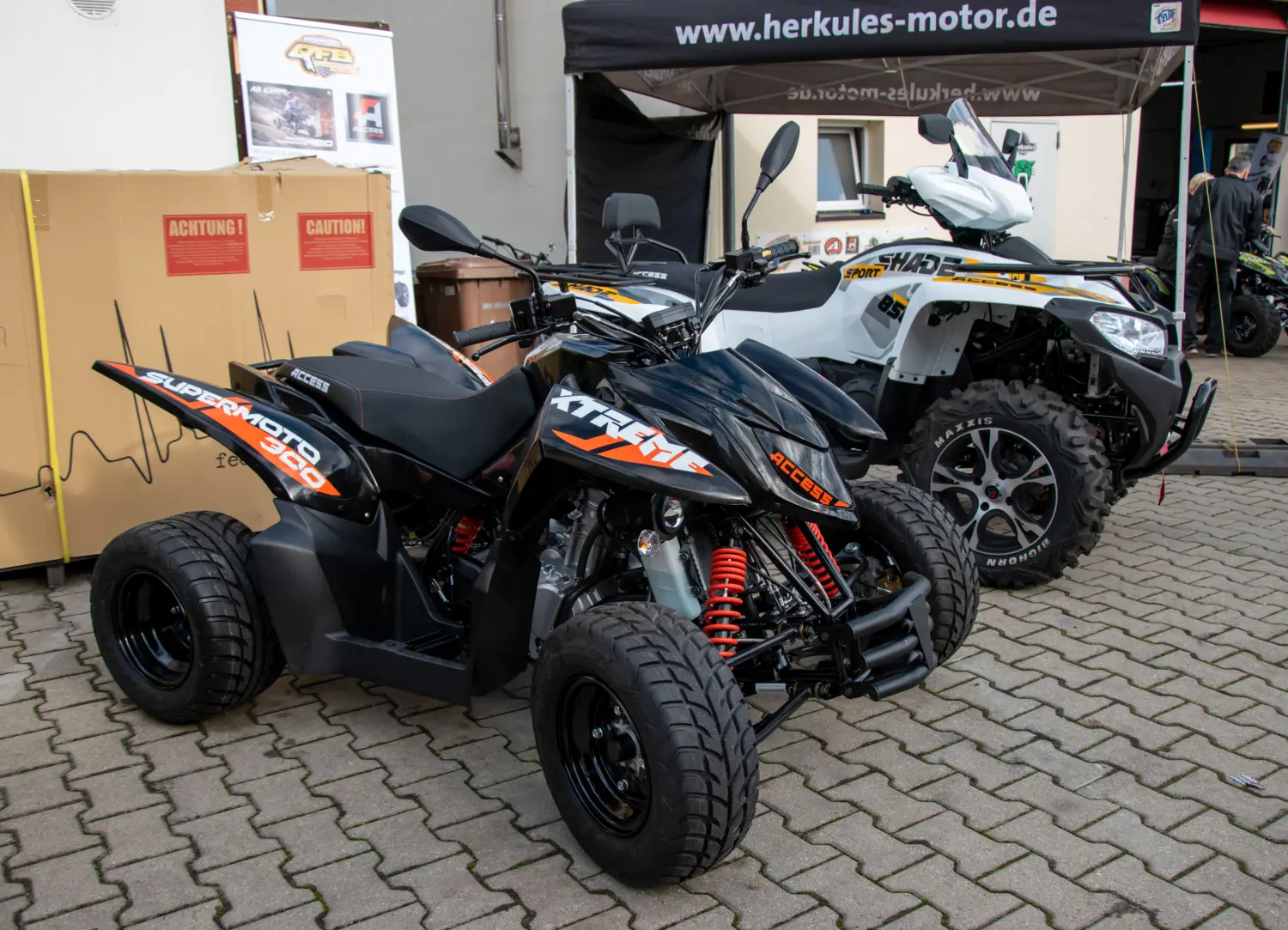 Quadfactory Beitler, Quadbikes vor der Werkstatt geparkt