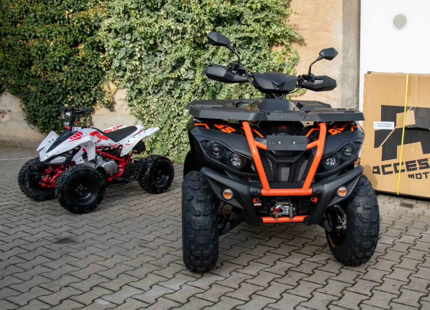 Quadfactory Beitler, Quadbikes vor der Werkstatt geparkt