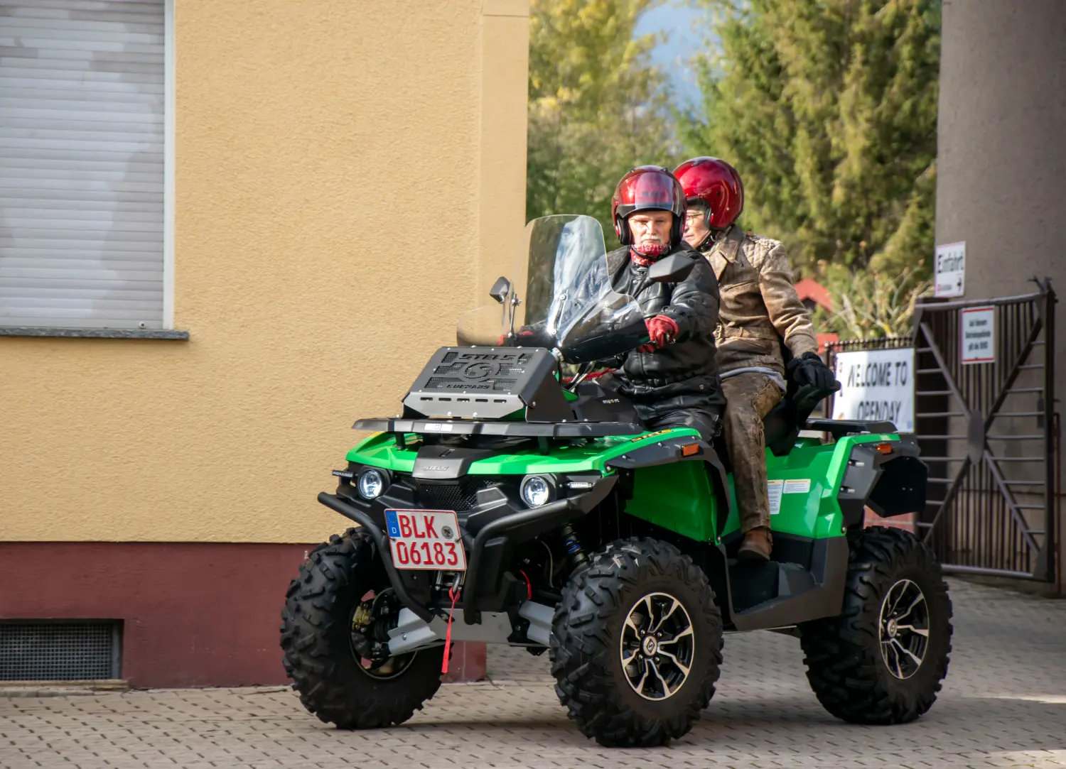 Quadfactory Beitler, Älteres Paar fährt auf einem Quad