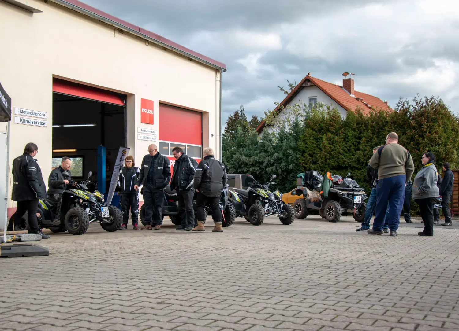 Quadfactory Beitler, Quadbikes vor der Werkstatt geparkt