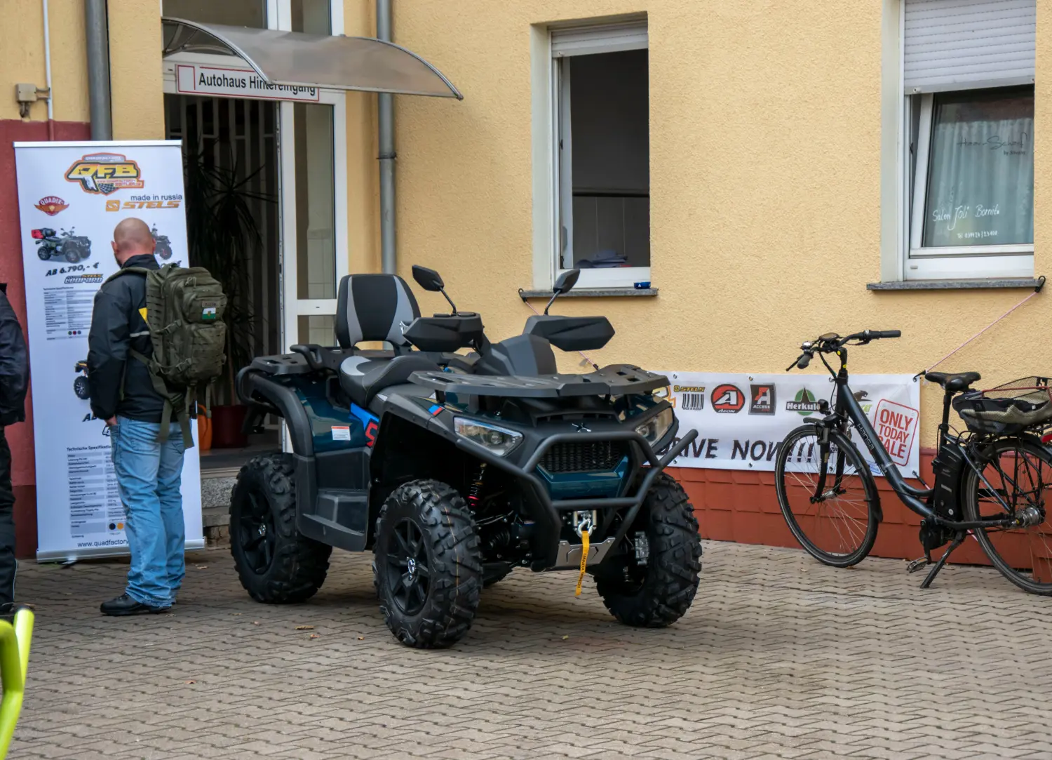 Quadfactory Beitler, Quadbikes vor der Werkstatt geparkt