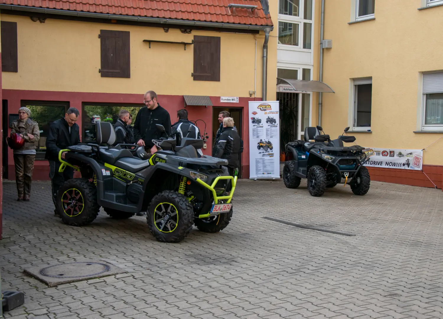 Quadfactory Beitler, Quadbikes vor der Werkstatt geparkt