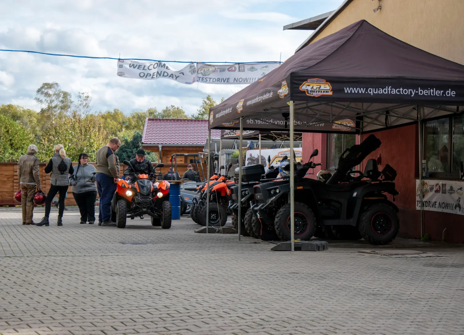 Quadfactory Beitler, Quadbikes vor der Werkstatt geparkt