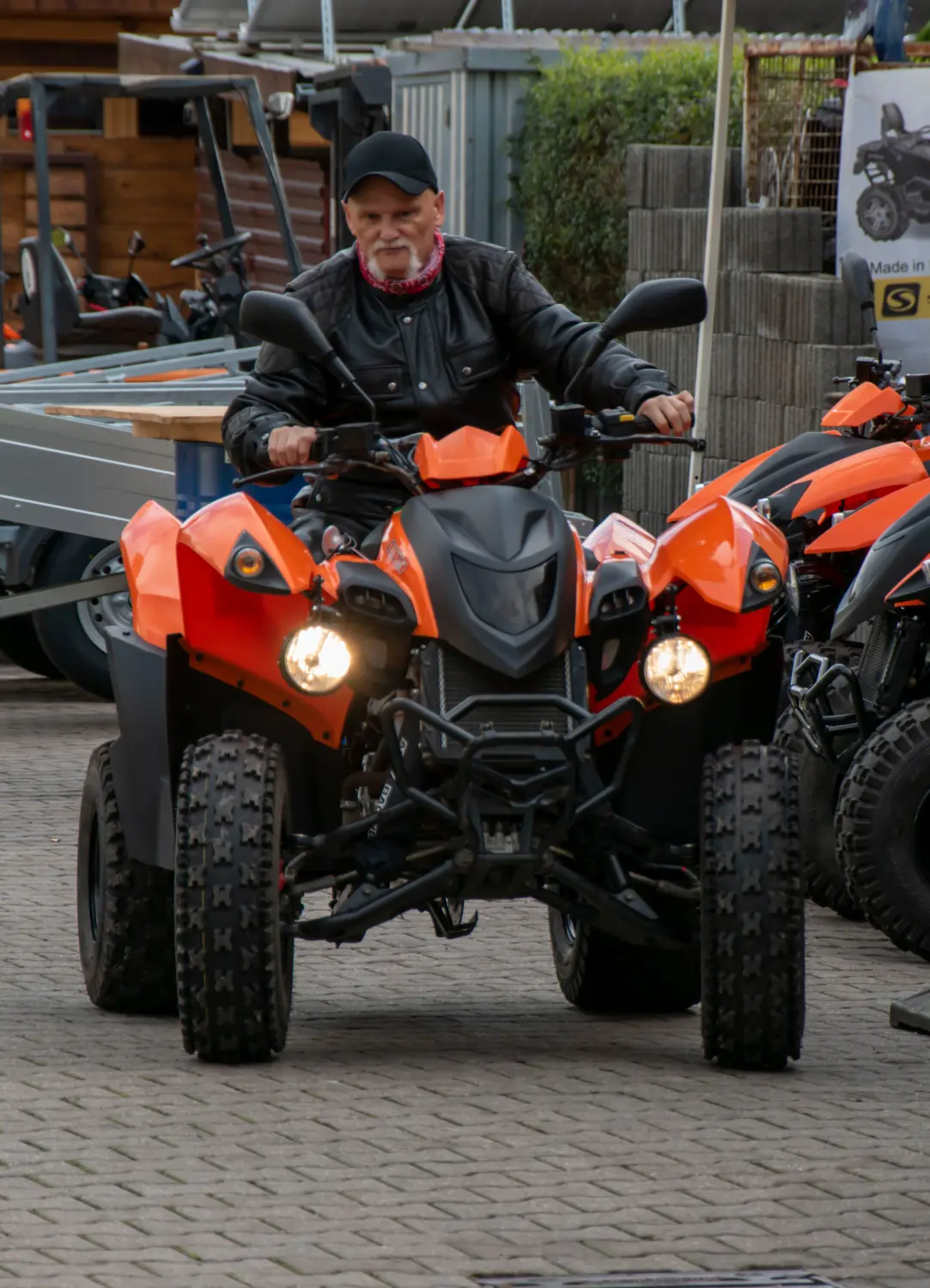 Quadfactory Beitler, Quadbikes vor der Werkstatt geparkt