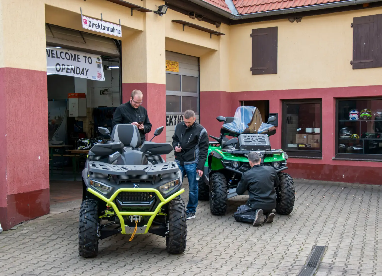 Quadfactory Beitler, Quadbikes vor der Werkstatt geparkt