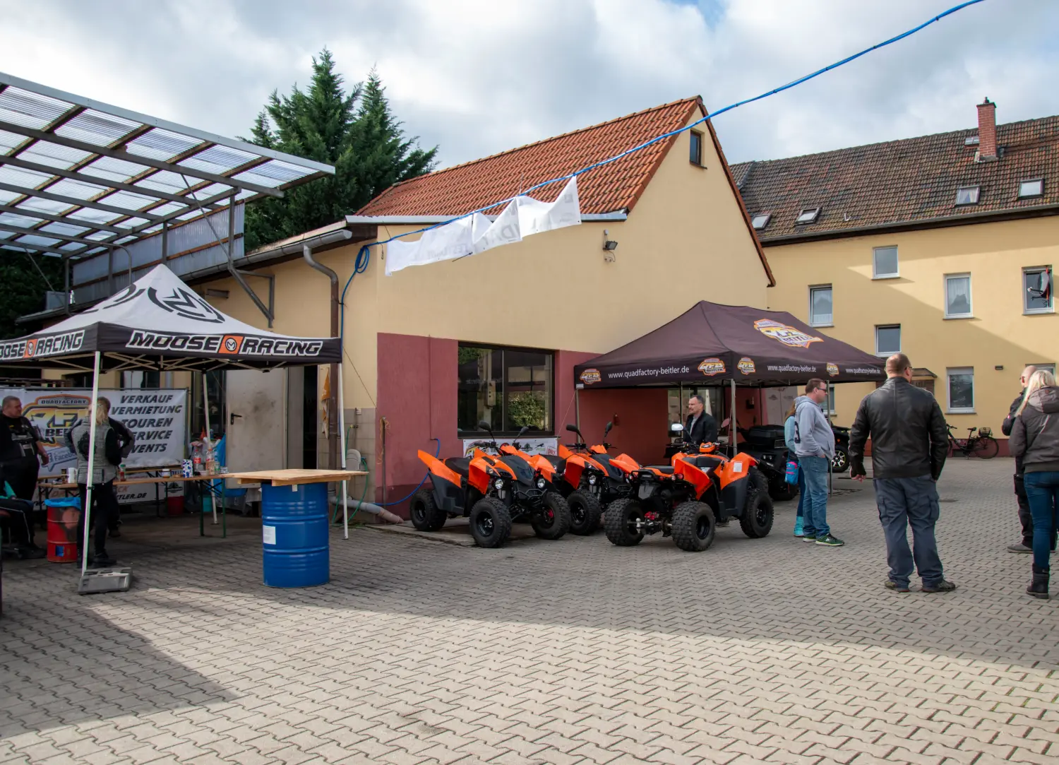 Quadfactory Beitler, Quadbikes vor der Werkstatt geparkt