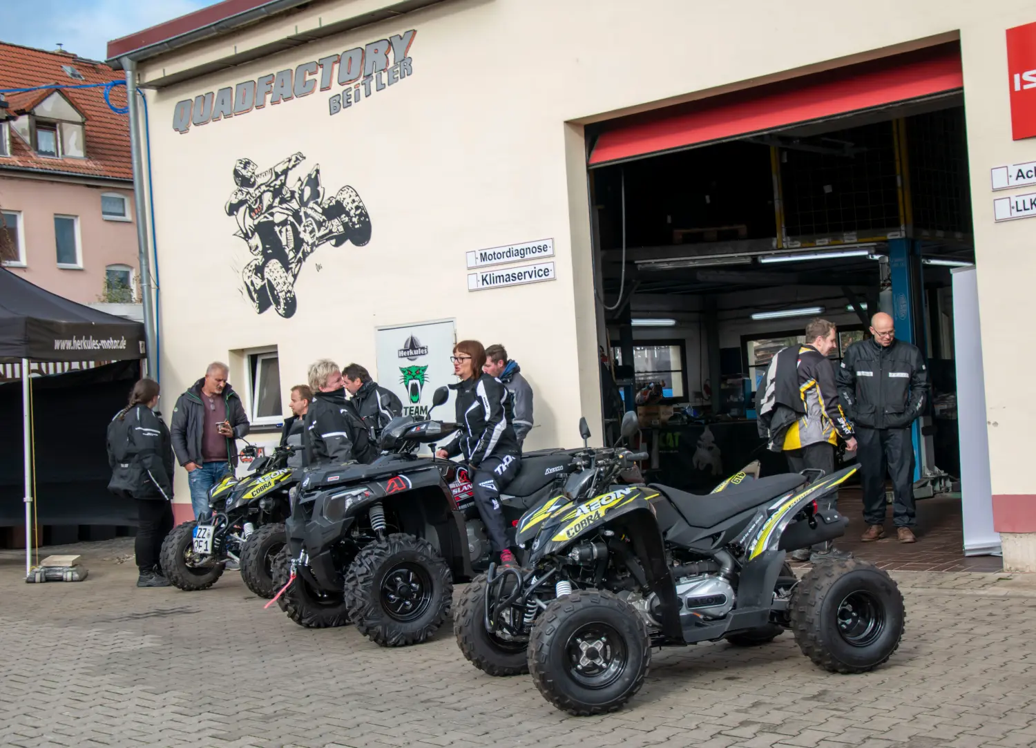 Quadfactory Beitler, Quadbikes vor der Werkstatt geparkt