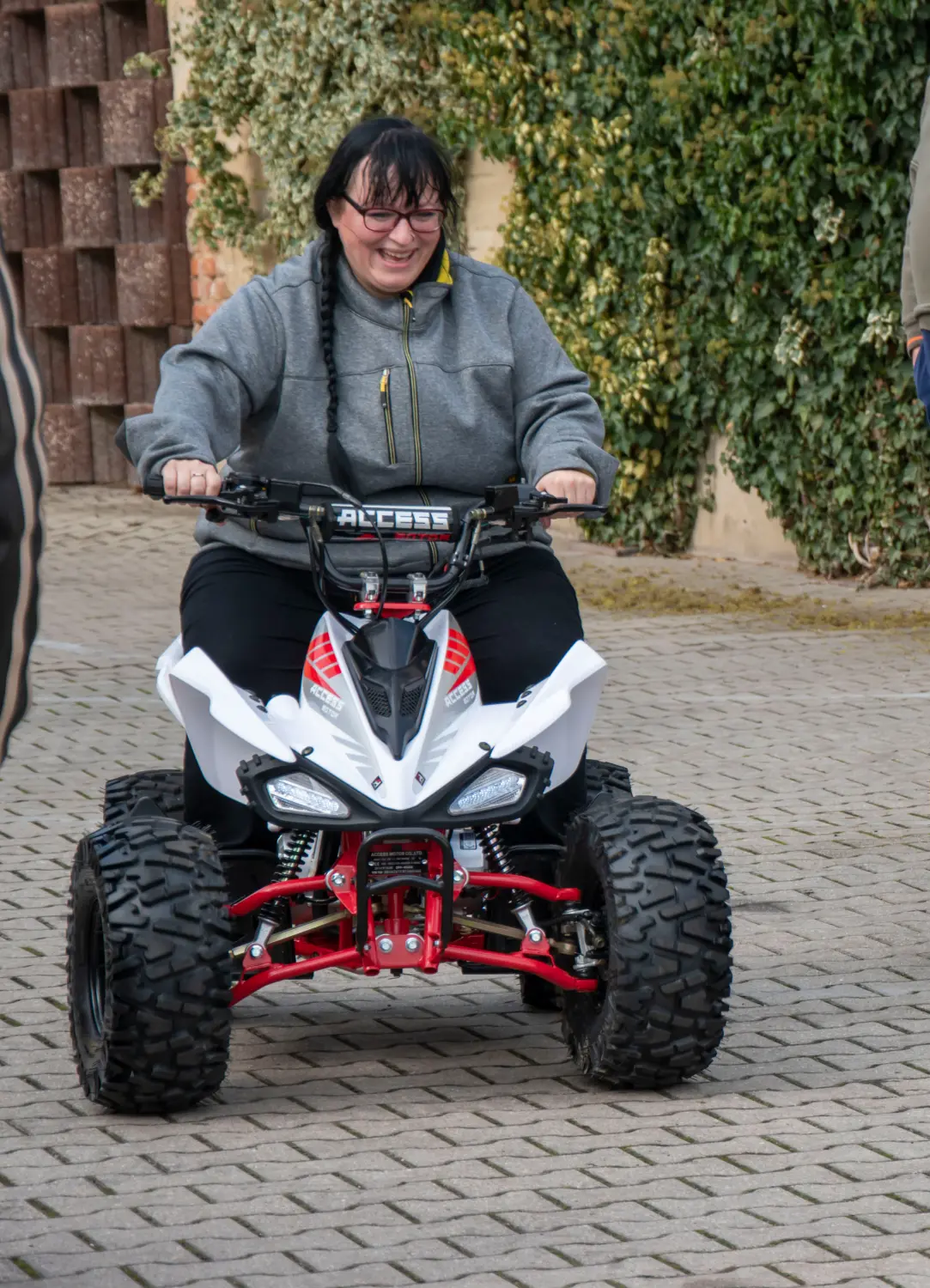 Quadfactory Beitler, eine Frau fährt ein Quad