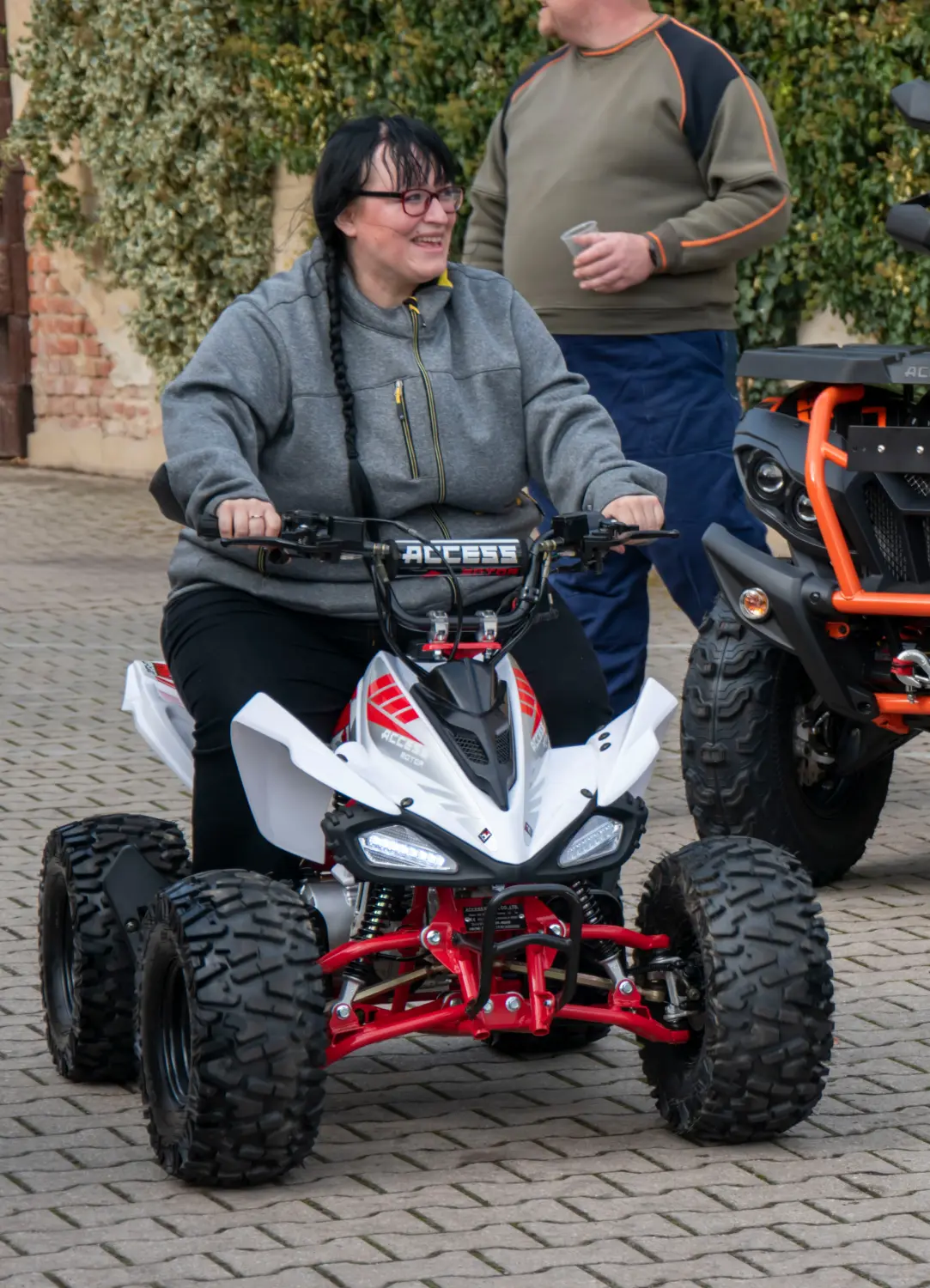 Quadfactory Beitler, eine Frau fährt ein Quad