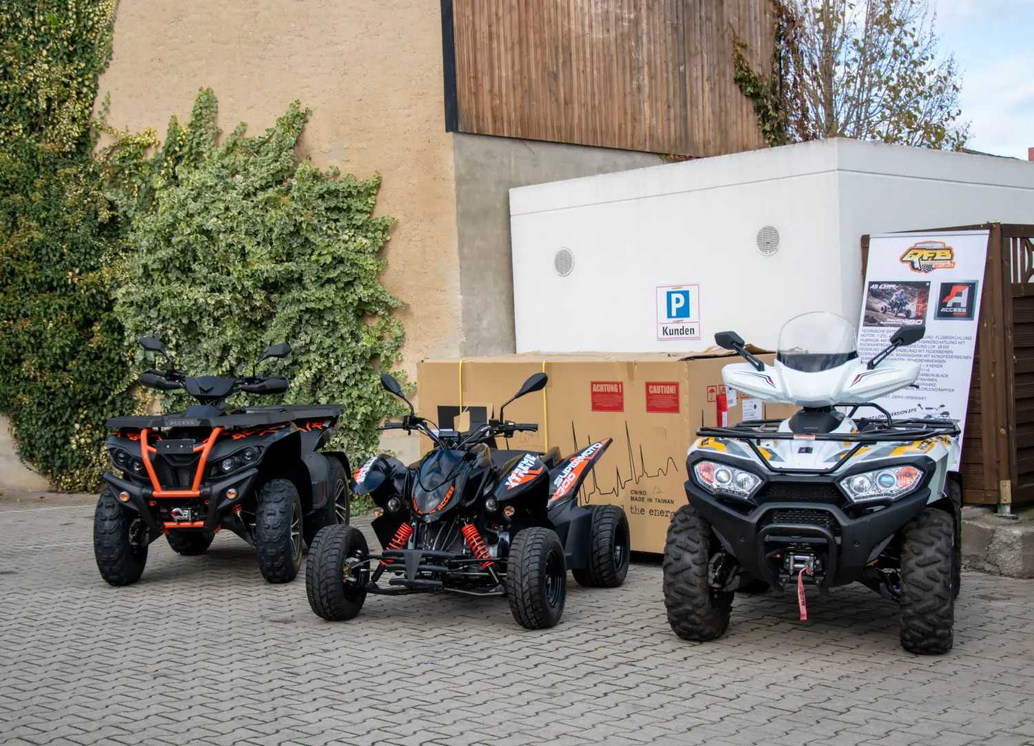 Quadfactory Beitler, Quadbikes vor der Werkstatt geparkt