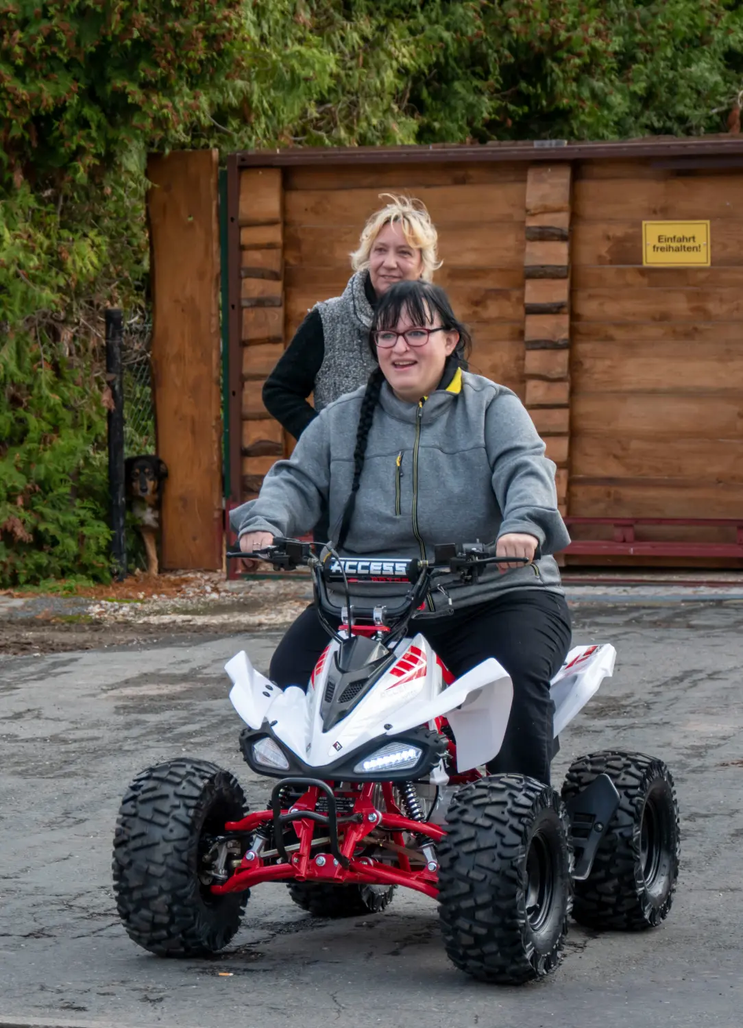 Quadfactory Beitler, eine Frau fährt ein Quad