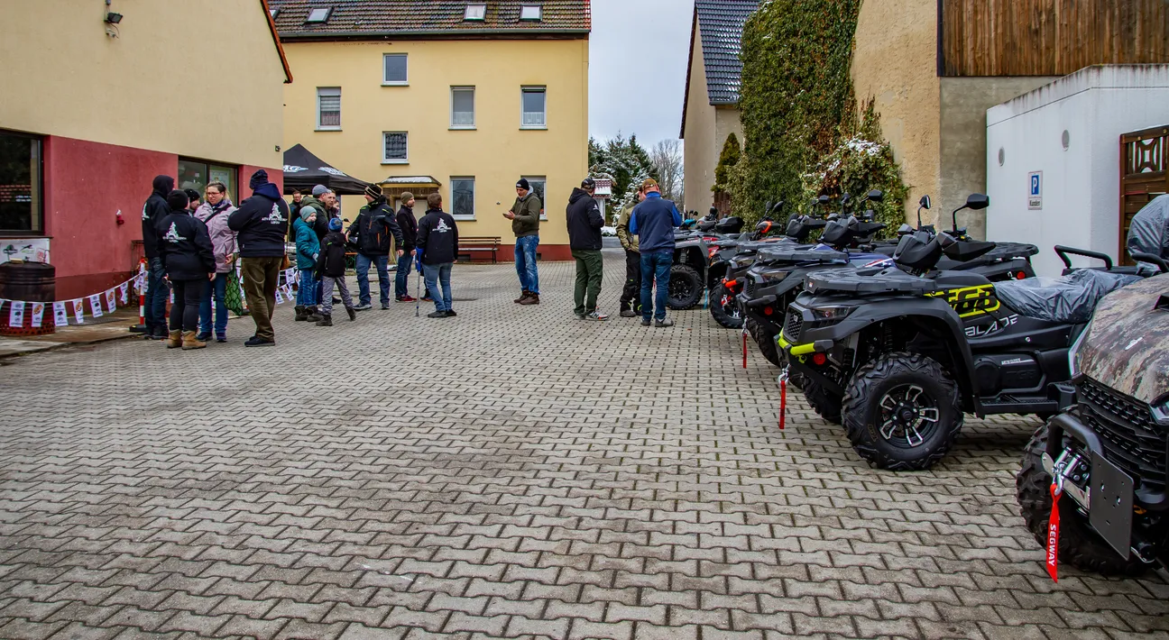 Quadfactory Beitler, Open Day 23, Quad-Bikes vor der Werkstatt geparkt