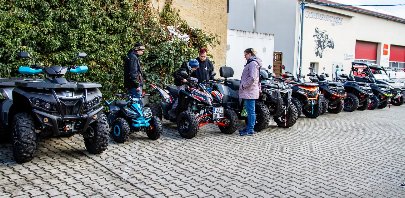 Quadfactory Beitler, Open Day 23, Quad-Bikes vor der Werkstatt geparkt