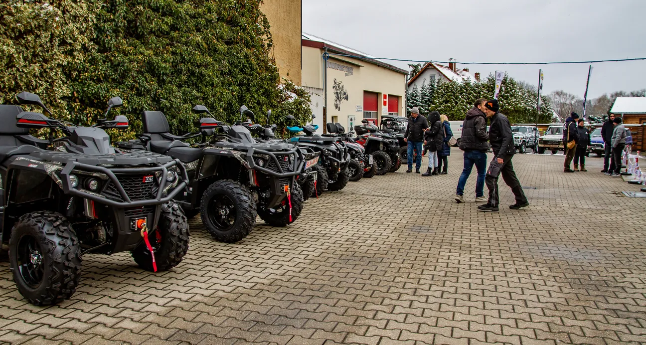 Quadfactory Beitler, Open Day 23, Quad-Bikes vor der Werkstatt geparkt