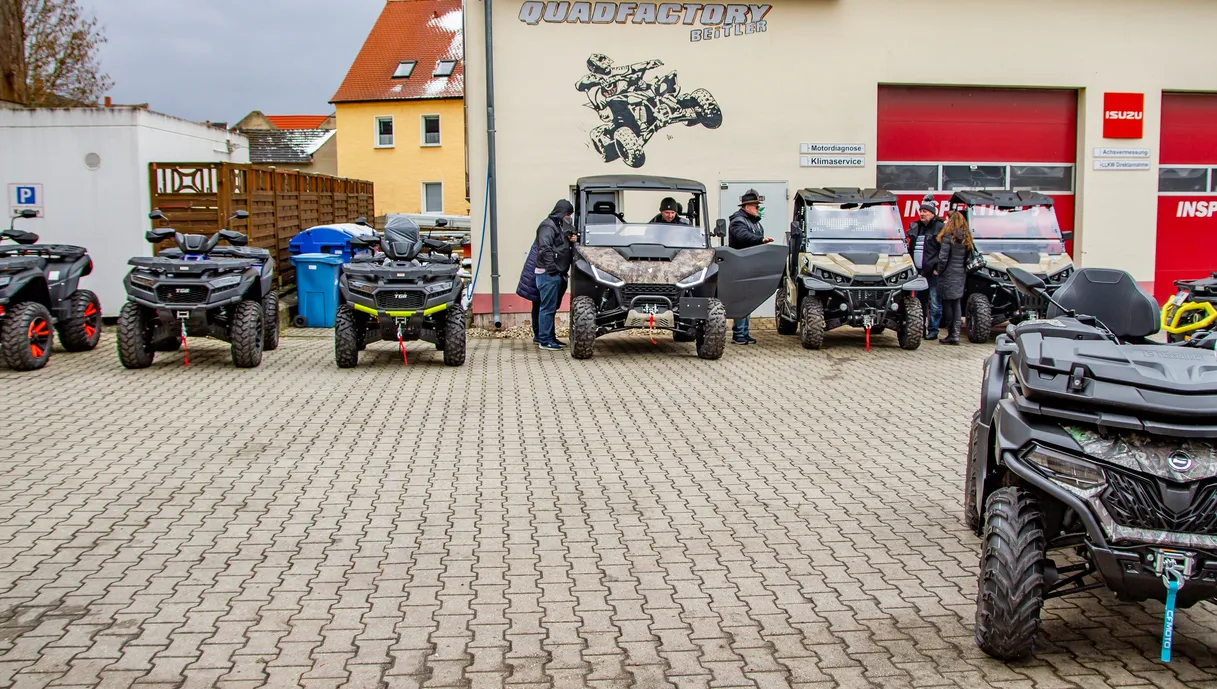 Quadfactory Beitler, Open Day 23, Quad-Bikes vor der Werkstatt geparkt