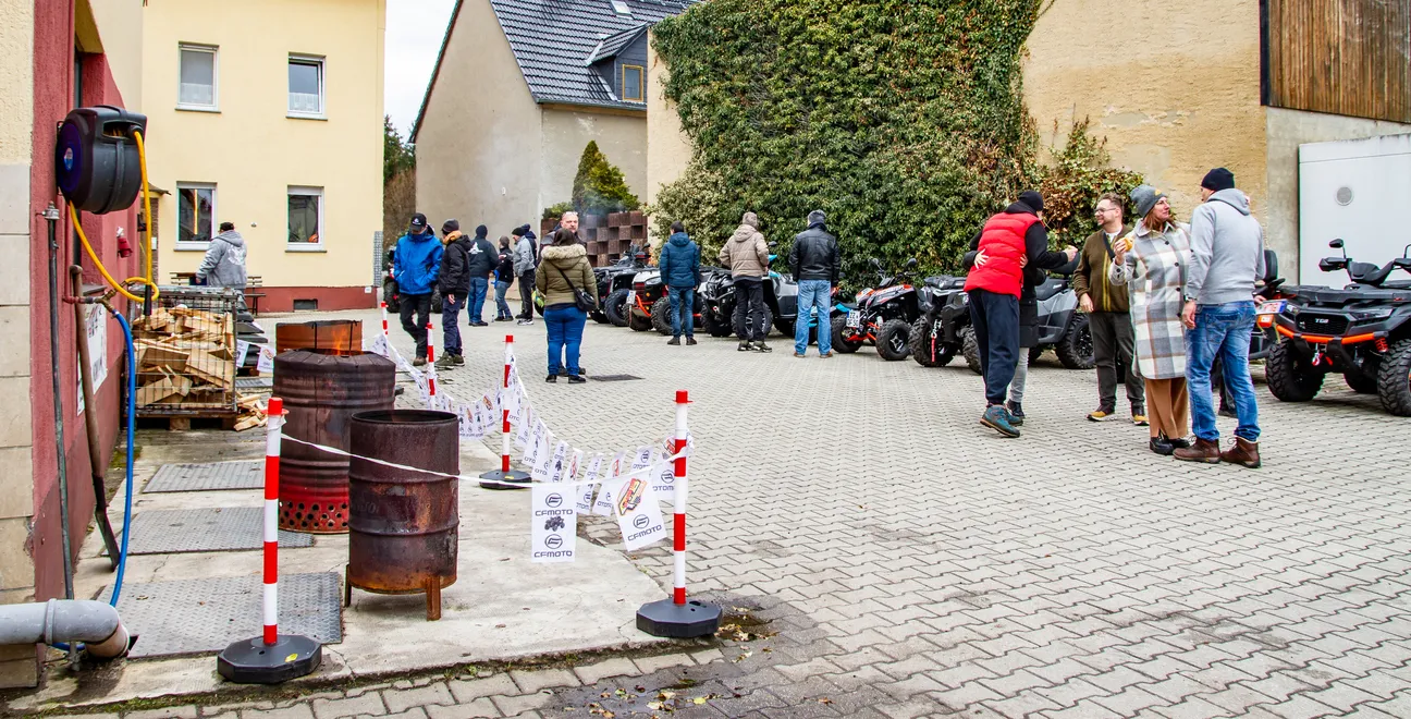 Quadfactory Beitler, Open Day 23, Quad-Bikes vor der Werkstatt geparkt