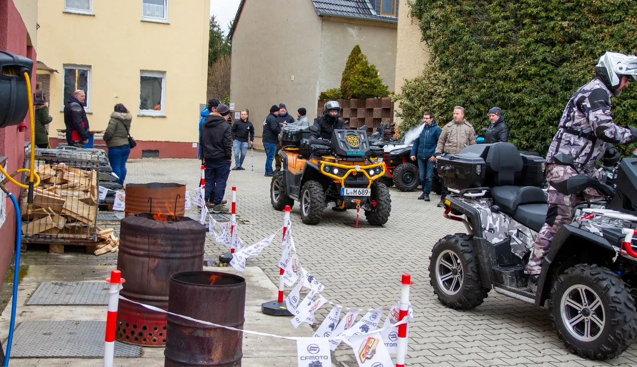 Quadfactory Beitler, Open Day 23, Quad-Bikes vor der Werkstatt geparkt