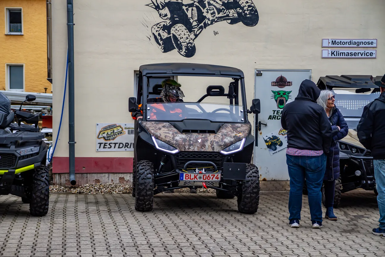 Quadfactory Beitler, Open Day 23, Quad-Bikes vor der Werkstatt geparkt