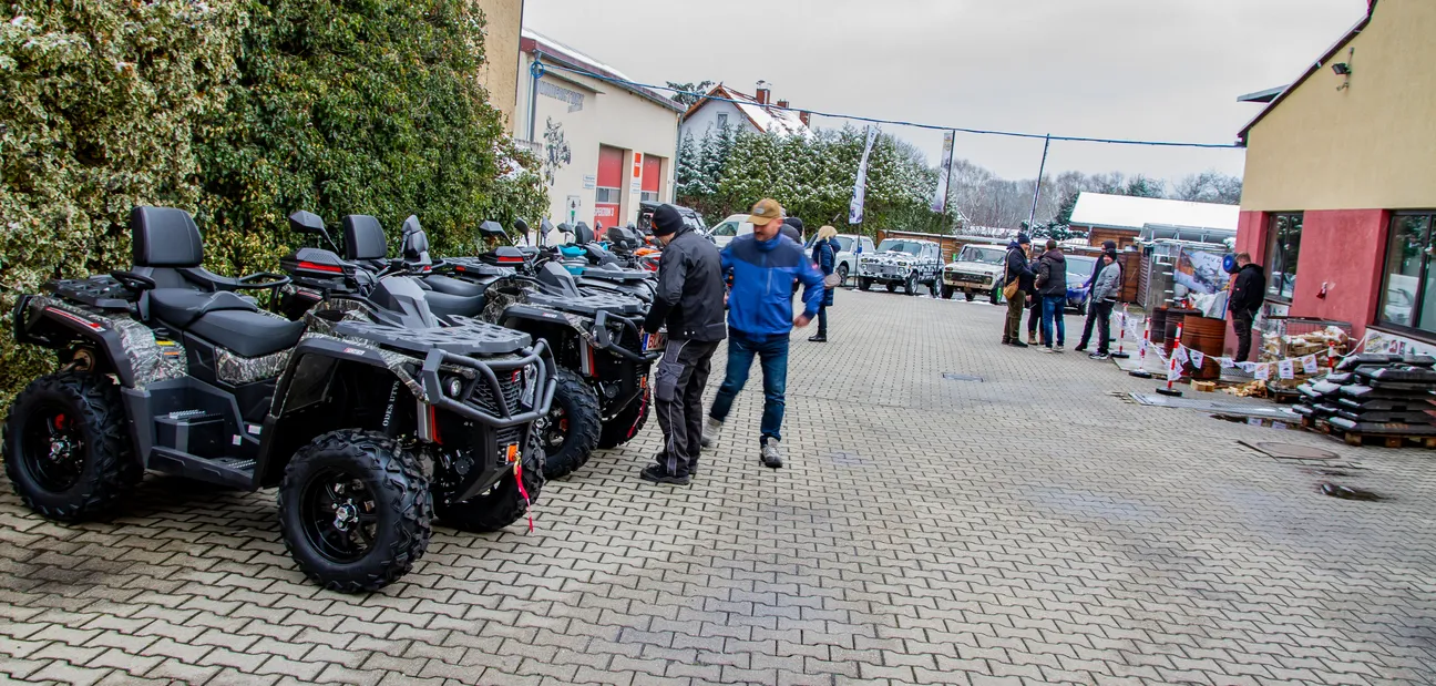 Quadfactory Beitler, Open Day 23, Quad-Bikes vor der Werkstatt geparkt