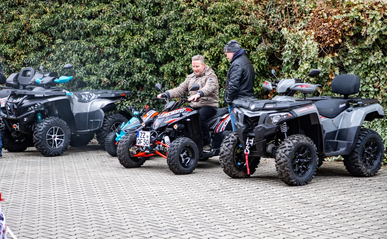 Quadfactory Beitler, Open Day 23, Quads vor der Werkstatt geparkt