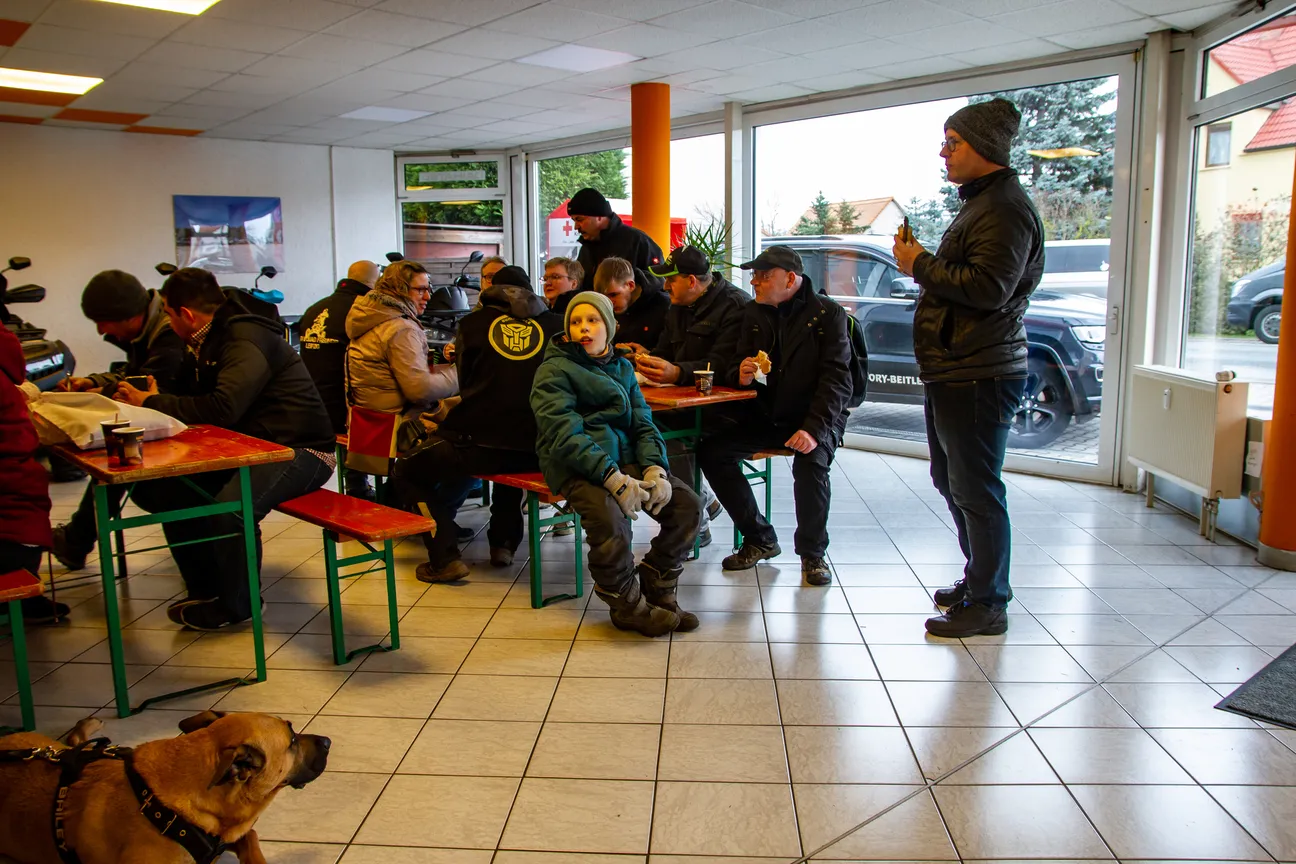 Quadfactory Beitler, Open Day 23, Menschen sitzen auf Bänken im Ausstellungsraum