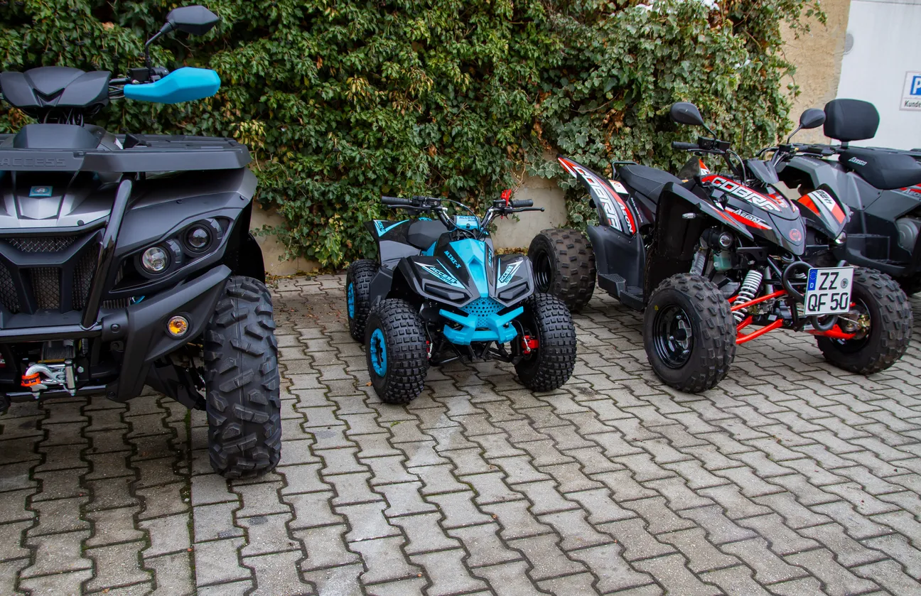 Quadfactory Beitler, Open Day 23, Quad-Bikes vor der Werkstatt geparkt