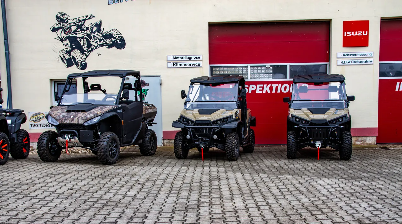 Quadfactory Beitler, Open Day 23, Quad-Bikes vor der Werkstatt geparkt