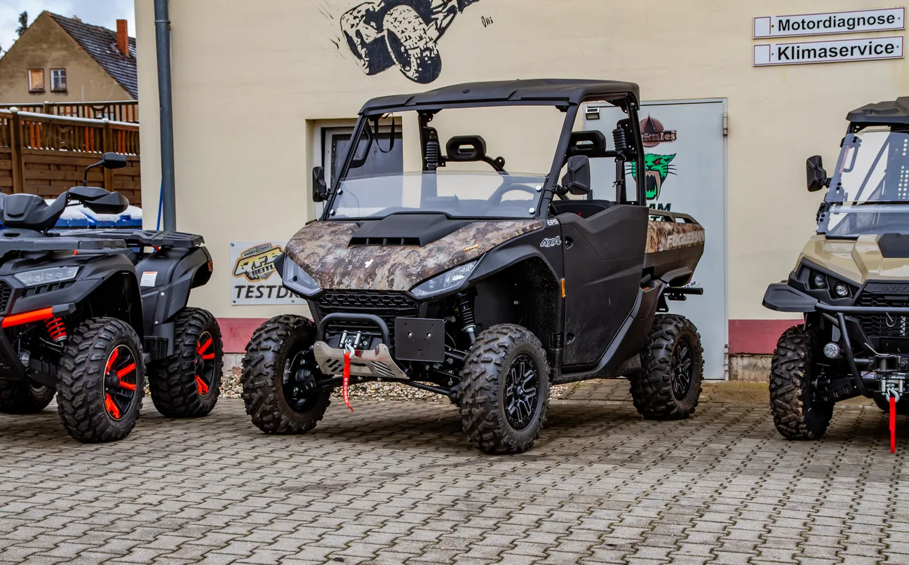 Quadfactory Beitler, Open Day 23, Quad-Bikes vor der Werkstatt geparkt